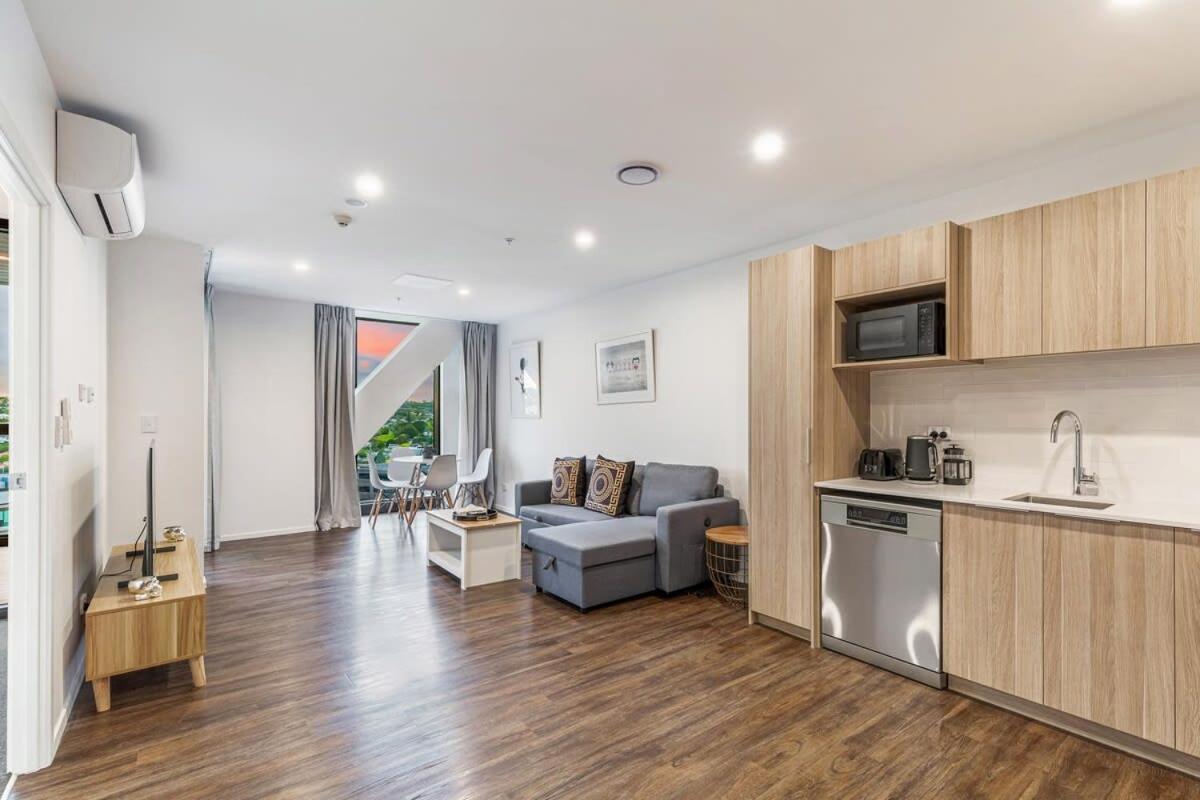 Stunning Ellerslie Apartment + Private Balcony Окленд Экстерьер фото