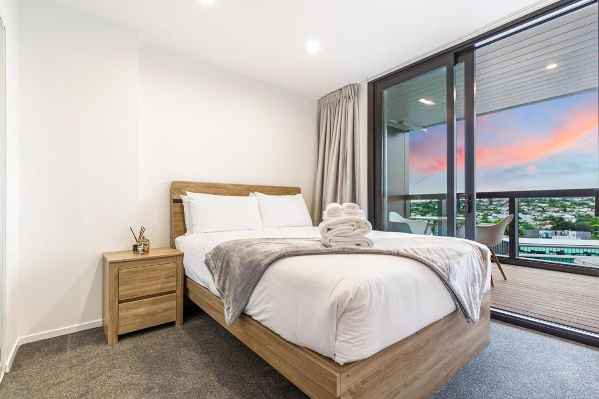 Stunning Ellerslie Apartment + Private Balcony Окленд Экстерьер фото