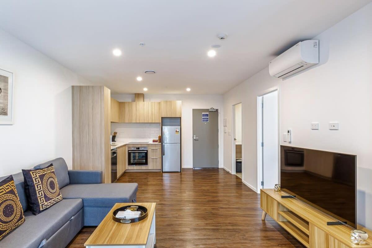 Stunning Ellerslie Apartment + Private Balcony Окленд Экстерьер фото